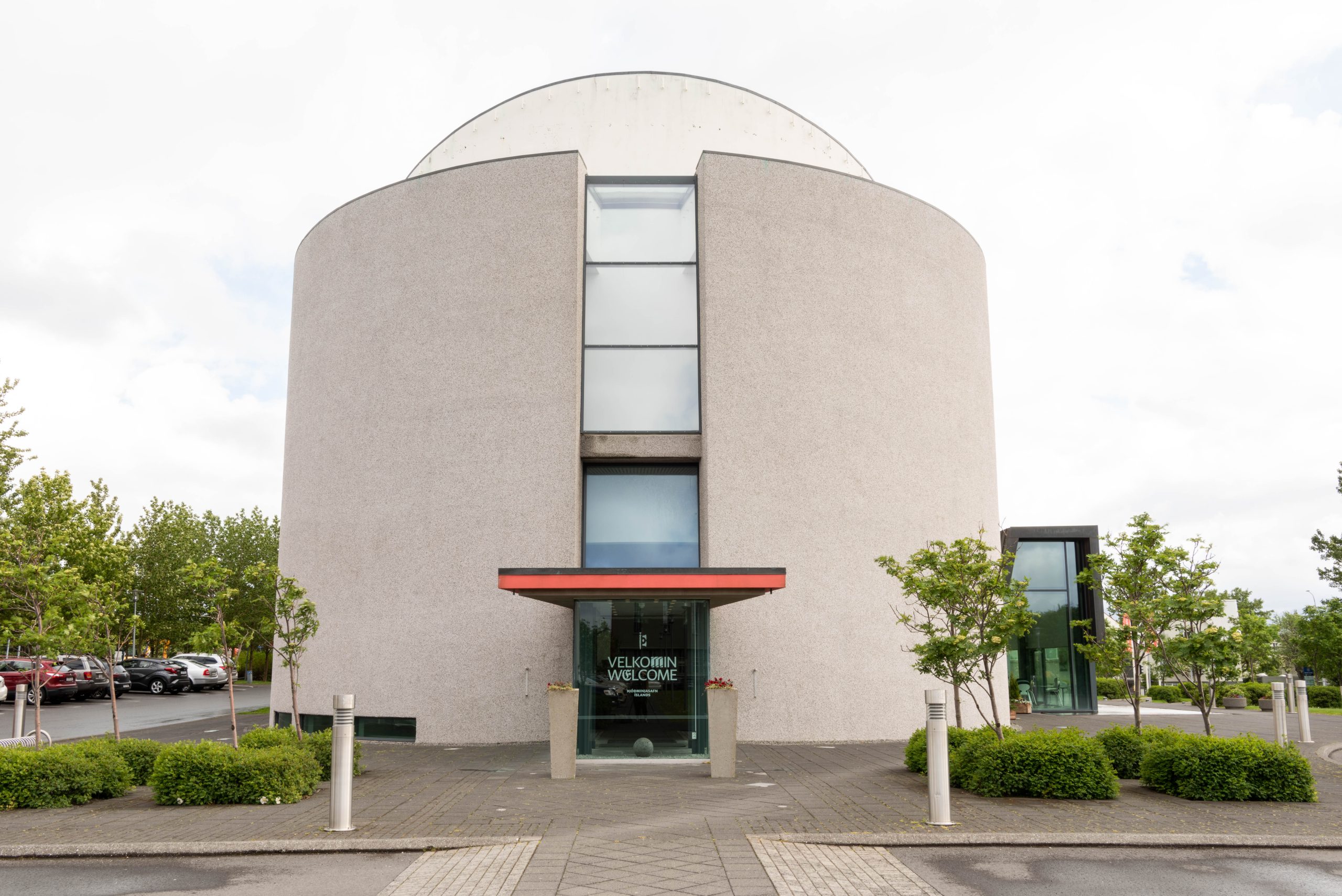 Suðurhlið og anddyri Þjóðminjasafns Íslands að utanverðu.