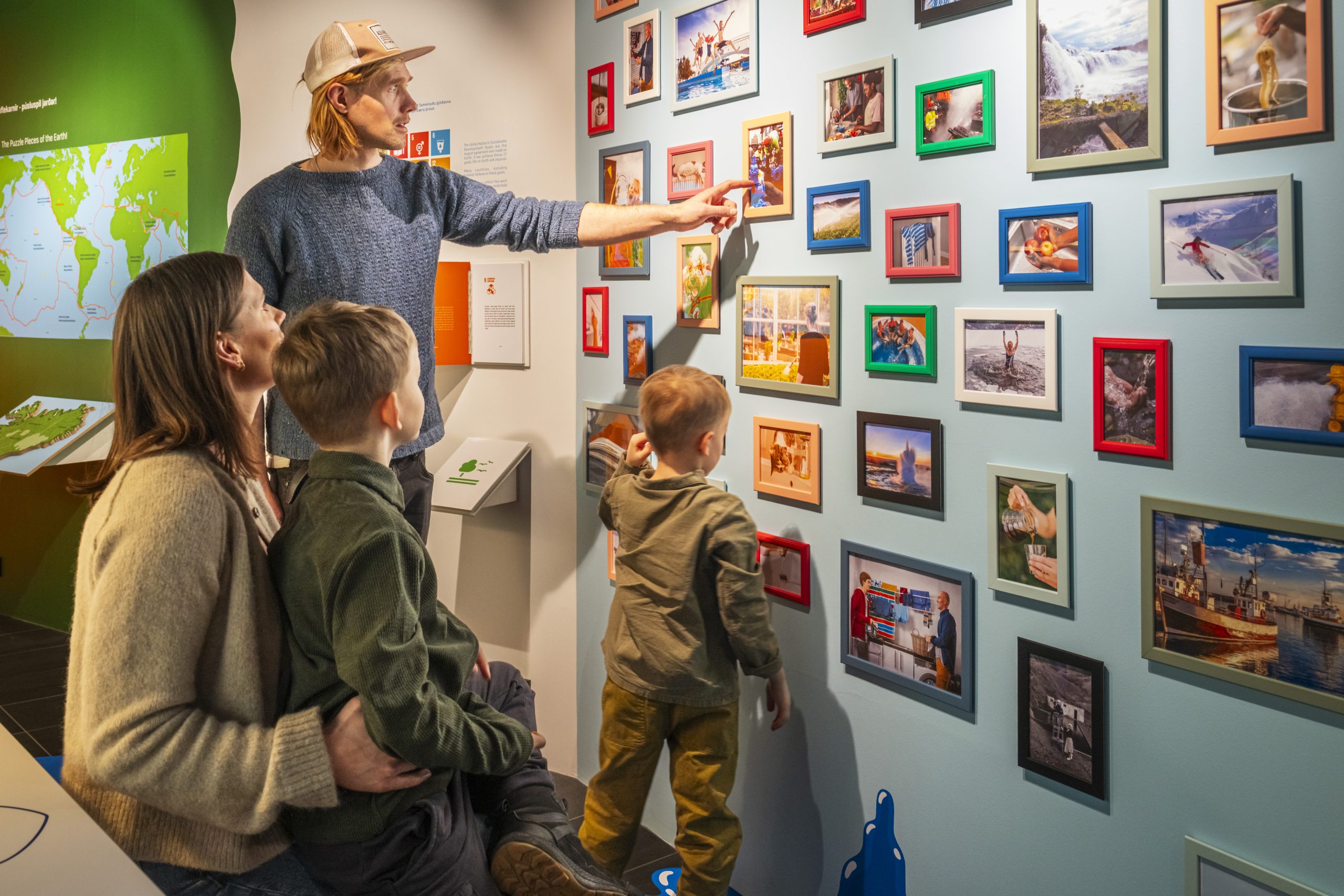 Mynd af Forvitnishorninu, fræðslusvæði þar sem gestir geta kynnt sér jarðvarmaorku á aðgengilegan og sjónrænan hátt.