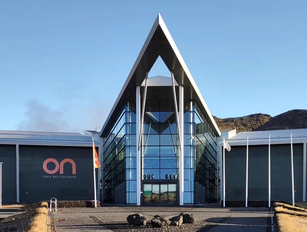 Byggingin sem hýsir Jarðhitasýninguna í Hellisheiðarvirkjun, stærstu jarðvarmavirkjun Íslands